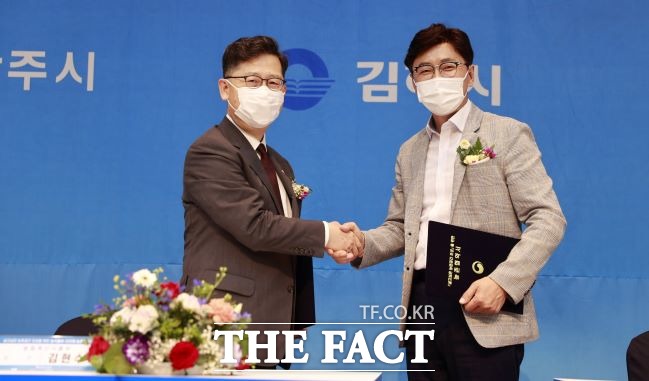 김철우 보성군수와 김현수 농림축산식품부 장관이 7일 오후 농촌협약을 체결하고 기념사진을 촬영하고 있다. 보성군은 이 협약에 따라 2025년까지 동부 생활권인 벌교읍, 조성면 등지에 475억 원의 사업비를 투입한다. /보성군 제공