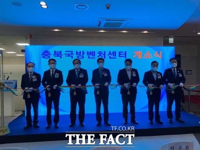 7일 충북 청주시 충북과학기술혁신원에서 유관기관 및 협약업체 관계자들이 충북국방벤처센터 개소식에서 테이프 커팅을 하고 있다.(사진 왼쪽부터 충북과학기술혁신원 노근호 원장, 국과연 민군협력진흥원 안효근원장, 방위사업청 서형진 차장, 국기연 임영일 소장, 충청북도 성일홍 경제부지사, 충청북도의회 박문희 의장, 충청북도의회 연종석 산업경제위원장)/국방기술진흥연구소 제공