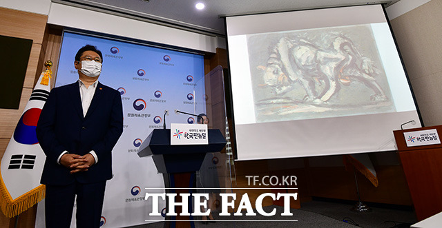 황희 문화체육관광부 장관이 7일 오전 서울 종로구 세종대로 정부서울청사 별관에서 국가기증 이건희 소장품 활용 방안 관련 브리핑을 하고 있다./임영무 기자