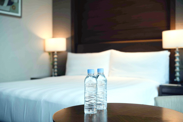 특히, 호텔롯데는 시니어 타운 사업을 도전하며 포트폴리오를 넓히고 있다. 사진은 롯데호텔 객실에서 제공될 무라벨 생수 모습. /롯데호텔 제공