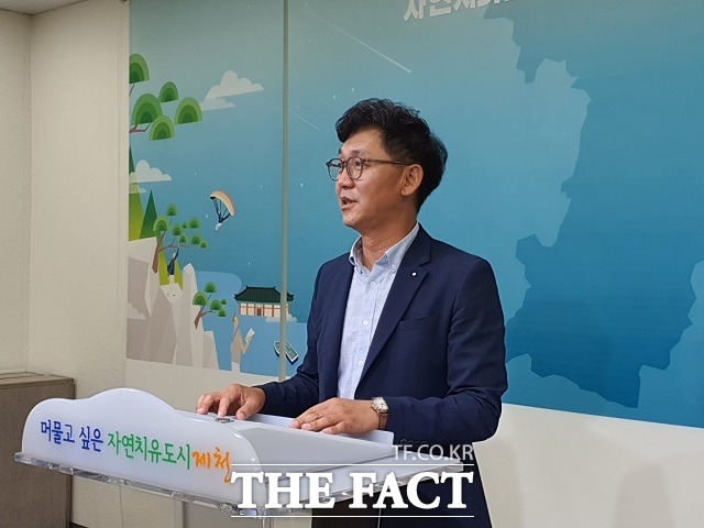 박성원 충북도의원이 7일 제천시청 브리핑룸에서 내년 지방선거 불출마 기자회견을 하고 있다. / 제천시 제공