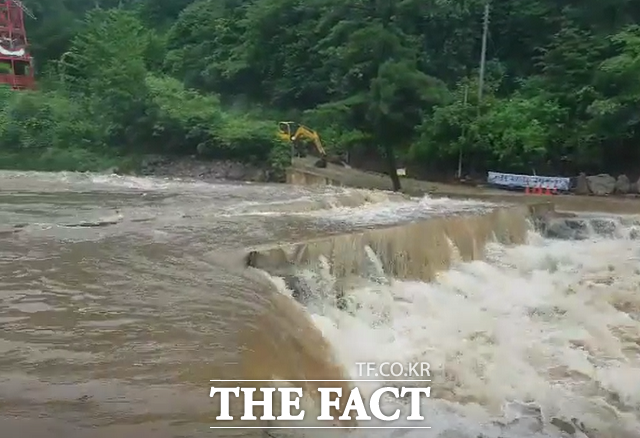 충북 영동군 상촌면 물한계곡 인근 다리가 물에 잠겨 야영객들이 오도가도 못하고 있다. / 독자 제공