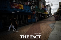  홍대 거리, '어두운 그림지만 가득' [포토]