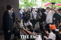  '그런 질문 안돼~' 윤석열 브리핑 중 몸다툼(?) [TF사진관]