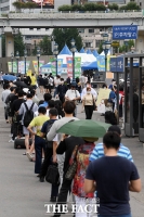  '6개월만에 확진자 1000명 이상' 검사 기다리는 시민들 [포토]