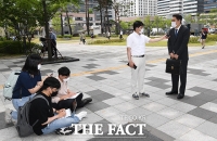  취재진 질의에 답하는 강용석 [포토]