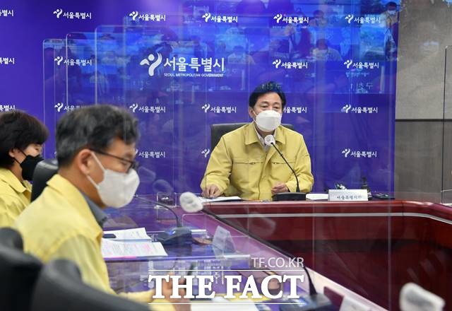 오세훈 서울시장이 25개 구청장에게 신종 코로나바이러스 감염증(코로나19) 확산세 저지를 위해 모든 방법과 수단을 동원해야 한다며 협조를 요청했다. 오 시장이 8일 오전 8시30분 시청에서 열린 서울시-자치구 긴급 현안회의에서 발언하고 있다. /서울시 제공