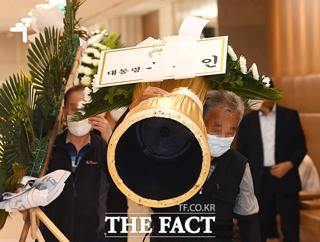 8일 오후 최재형 전 감사원장의 부친 최영섭 예비역 대령의 빈소가 마련된 서울 서대문구 신촌세브란스병원 장례식장에 문재인 대통령이 보낸 근조화환이 도착하고 있다. /이동률 기자
