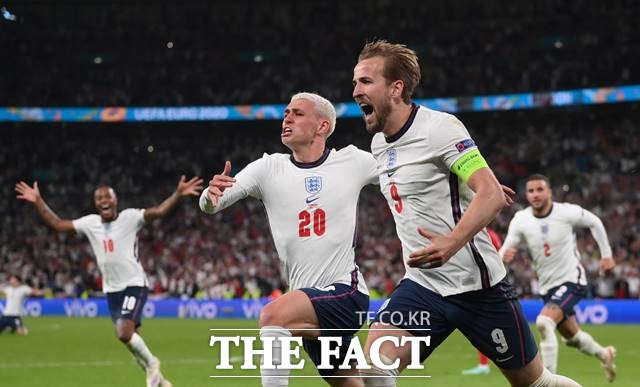잉글랜드 캡틴 해리 케인이 8일 덴마크와 유로2020 준결승전 연장 전반 14분 역전 결승골을 터뜨린 뒤 환호하고 있다./런던=로이터