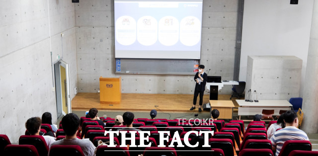 배재대학교가 재학생 ‘전공안내단-슬아배재’를 구성해 학과 중심 입학 홍보에 나선다. 사진은 슬아배재 계획에 대해 지원자들에게 설명하고 있는 모습 / 배재대 제공