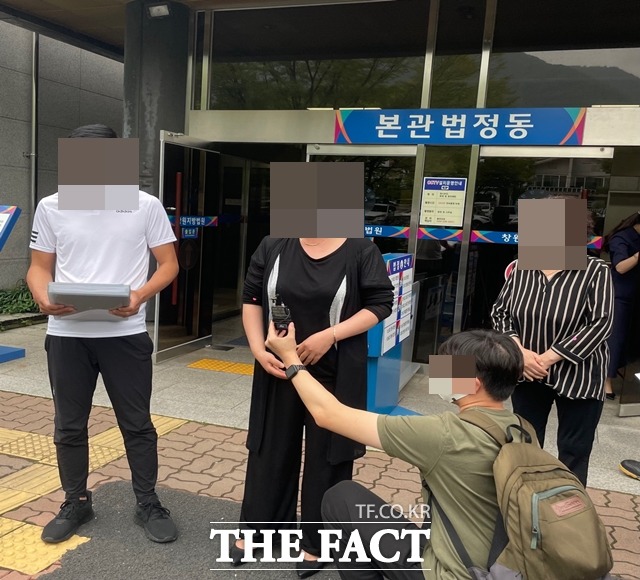 지난해 12월 경남 김해에서 직장상사의 폭행으로 사망한 응급구조사의 유족들이 1심 재판 이후 법정을 나와 억울함을 호소하고 있다./창원=강보금 기자
