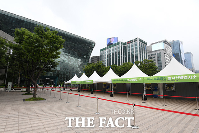 코로나19 신규 확진자가 1275명을 기록한 8일 오전 서울시청 앞 광장에 임시 선별검사소가 설치되고 있다. /남용희 기자