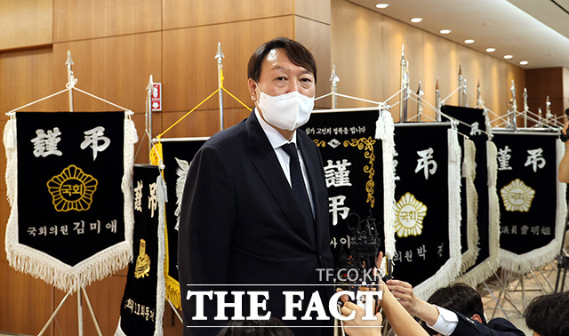 윤석열 전 검찰총장이 8일 오후 서울 서대문구 신촌세브란스병원 장례식장에 마련된 최재형 전 감사원장의 부친 최영섭 예비역 대령의 빈소 조문을 마친 뒤 취재진 질의에 답하고 있다. /국회사진취재단