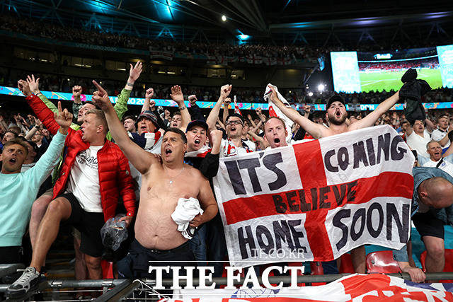 7일(현지시간) 영국 런던 웸블리 스타디움에서 유로 2020 잉글랜드와 덴마크와의 준결승전이 열린 가운데 경기장의 축구 팬들이 마스크를 쓰지 않은 채로 응원하고 있다. /런던=로이터