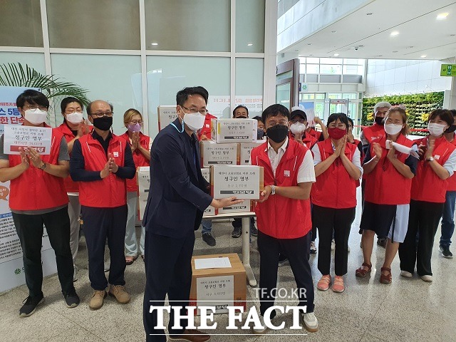 진보당 대전시당이 대전시 자치분권과 관계자에게 조례안과 청구인 명부를 전달하고 있다. / 대전=김성서 기자