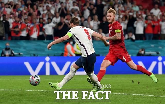 0-1로 끌려가던 전반 39분 절묘한 침투패스로 동점골의 발판을 만드는 해리 케인./런던=로이터