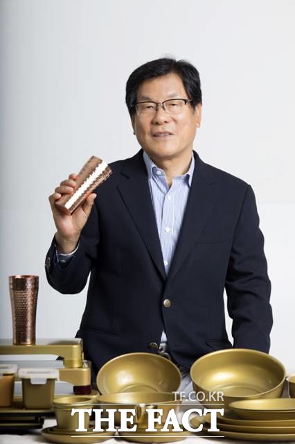 풍안 이동조 회장이 여름철 식중독 예방에 탁월한 동 식기 제품 쿠플라트를 설명하고 있다./풍안 제공