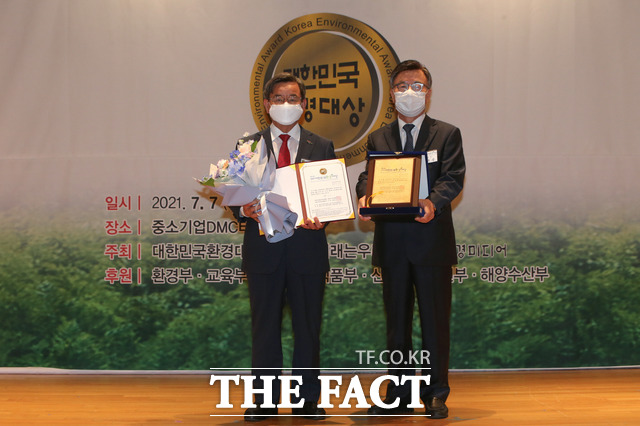 서천군이 지난 7일 대한민국환경대상위원회와 환경미디어가 공동 주최하는 제16회 2021 대한민국환경대상에서 ‘환경정책부문’ 대상을 수상했다./서천군 제공