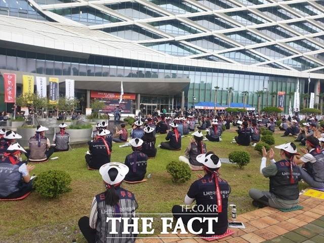 한국토지주택공사(LH)노조가 8일 경남진주 본사 앞 잔디광장에서 정부의 졸속·일방적인 LH 개악안 결사저지 결의대회를 갖고 있다./진주=이경구 기자