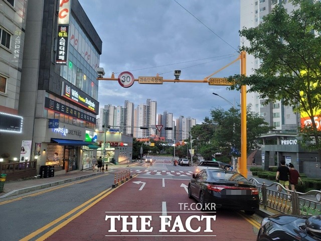 천안시가 어린이보호구역 내 무인 교통 단속장비 67개를 설치했다. 사진은 도솔유치 원앞에 설치된 무인 교통 단속장비 모습. / 천안시 제공