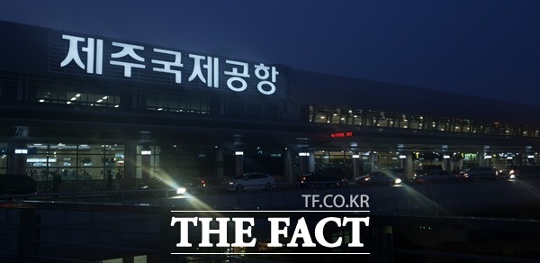 제주공항을 찾는 사람이 늘면서 코로나19로 인해 이용객이 많지 않던 국제선 탑승구와 대합실을 국내선 용도로 일부 이용 가능하게 된다.