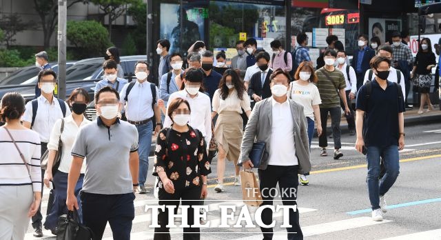 서울 확진자는 연일 500명대를 기록하면서 증가세가 계속되고 있다. 7일에는 강남구 보건소 선별검사소에 검사를 위해 모인 시민으로 키트 부족사태를 겪기도 했다. 사진은 해당 기사와 관련 없음 /이동률 기자