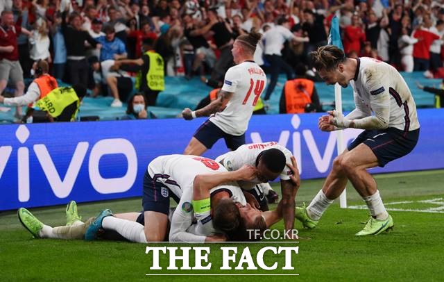 케인의 역전 결승골에 환호하는 잉글랜드 선수들과 팬들./런던=로이터