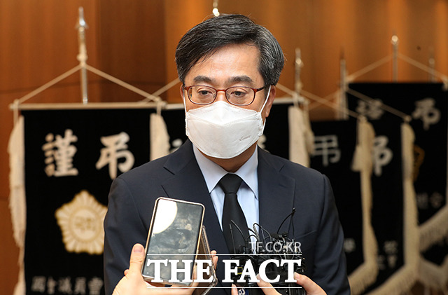 김동연 전 경제부총리가 8일 오후 서울 서대문구 신촌세브란스병원 장례식장에 마련된 최재형 전 감사원장의 부친 최영섭 예비역 대령의 빈소 조문을 마치고 취재진의 질의에 답하고 있다. /이동률 기자