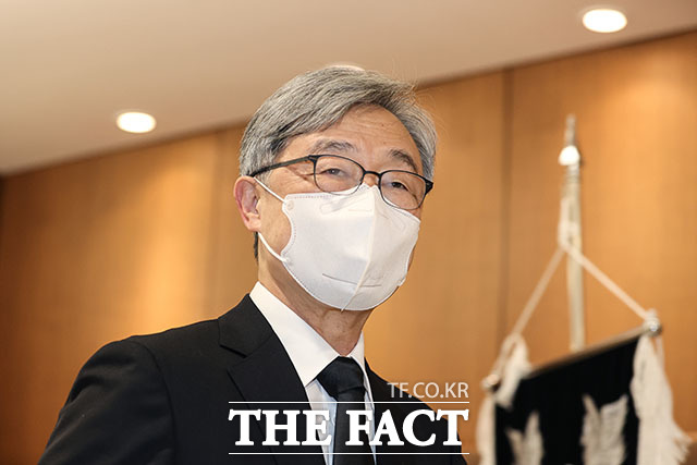 최재형 전 감사원장이 8일 오전 서울 서대문구 신촌세브란스병원 장례식장에 마련된 부친 최영섭 해군 대령의 빈소로 향하고 있다. /남윤호 기자