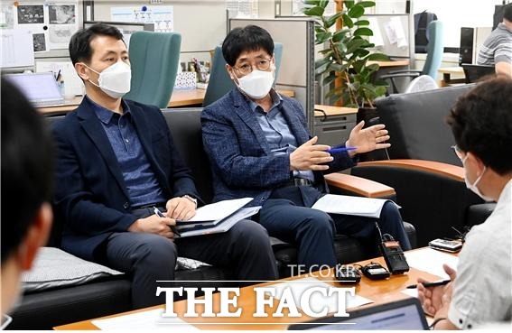 오흥석(가운데) 인천시 교통환경조정관이 8일 시청 기자실에서 수도권 대체매립지 재공모와 관련해 기자간담회를 갖고 있다. /인천시 제공