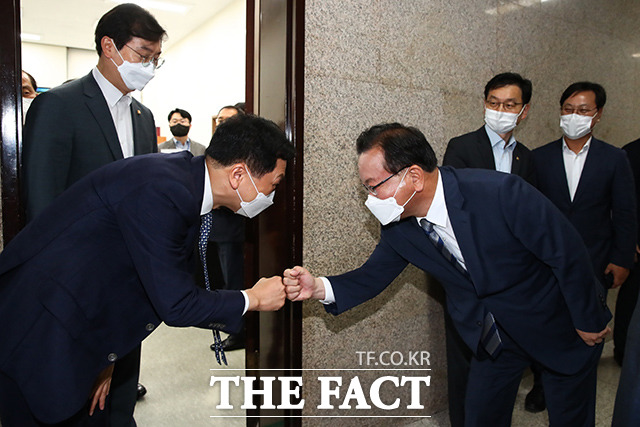 김부겸 국무총리(오른쪽)가 코로나19 확산으로 여야 원내대표들에게 협조를 구하기 위해 8일 서울 여의도 국회를 방문해 김기현 원내대표와 면담을 마친 뒤 원내대표실을 나서며 인사하고 있다. /국회=이선화 기자