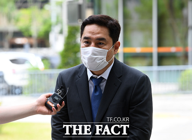 배우 김부선의 변호를 맡은 강용석 변호사가 7일 오후 서울 송파구 동부지방법원에서 열리는 공판에 출석하기에 앞서 취재진의 질의에 답하고 있다. /이동률 기자