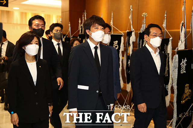 이준석 국민의힘 대표(가운데)가 8일 오후 서울 서대문구 신촌세브란스병원 장례식장에 마련된 최재형 전 감사원장의 부친 최영섭 예비역 해군 대령 조문을 위해 빈소로 이동하고 있다. /국회사진취재단