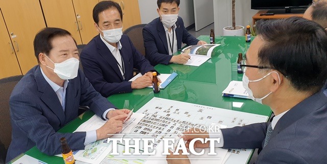 구인모(사진 왼쪽) 거창군수는 8일 기획재정부를 직접 방문해 당면 현안사업의 예산확보를 위한 재정 지원을 건의했다./거창군 제공