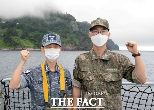 누나인 안미영 중령은 작년 7월 ‘성인봉함’ 함장으로 취임해 ‘대한민국 해군 최초 여군 상륙함 함장’으로 바다를 수호하고 있다. 그리고 동생인 안승화 소령은 ‘성인봉’이 있는 울릉도에서 바다를 수호하고 있다. /해군1함대제공