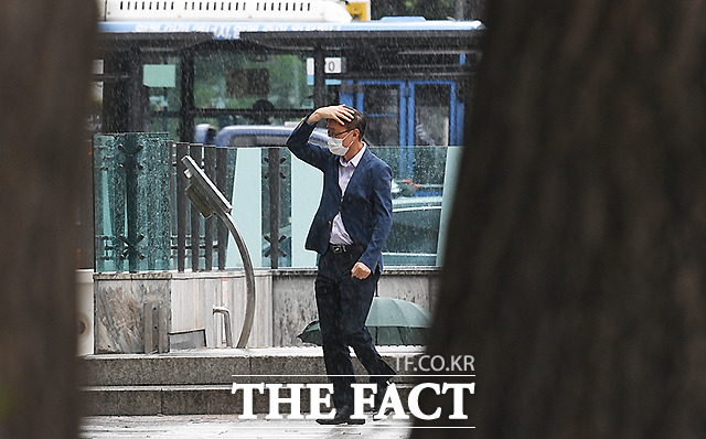 기상청에 따르면 오늘(9일) 전국이 대기불안정으로 곳곳에서 소나기가 내리는 곳이 있겠다. 한낮에는 30도 안팎까지 올라 무더위가 기승을 부리겠다. /이새롬 기자