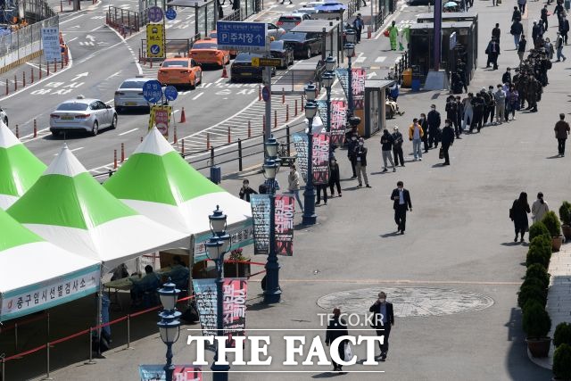 서울 확진자가 급증하면서 7일 서울시민 하루 검사 건수는 7만 건을 기록했다. /남용희 기자