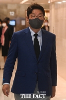  최재형 부친 빈소 찾은 권성동 의원 [TF사진관]