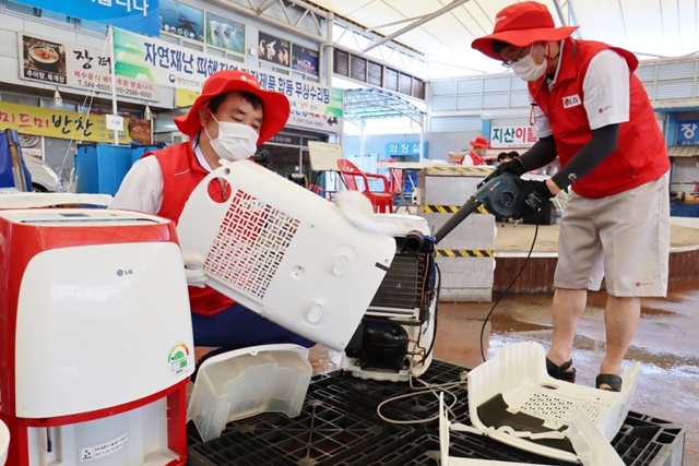 삼성전자, LG전자, 위니아딤채·위니아전자 등 가전 3사 합동무상수리팀이 장마철 집중호우 피해 지역에서 수해복구 활동을 펼치고 있다. /LG전자 제공
