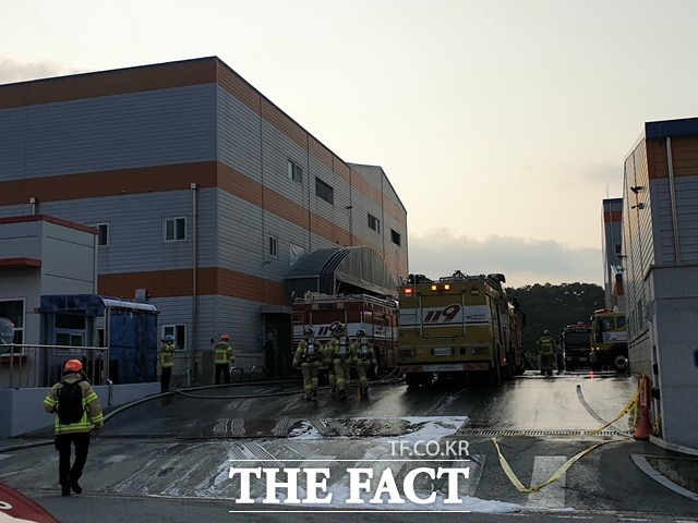 9일 오후 천안 풍세산단 내 배터리 제조공장에서 화재가 발생해 소방당국이 불을 끄고 있다. / 천안 김아영 기자