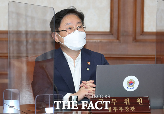 박범계 법무부 장관은 가짜 수산업자 사건에 연루된 현직 검사 사건을 계기로 스폰서 검사 문화에 대한 검찰 조직적 진단이 필요하다고 9일 밝혔다. /임영무 기자