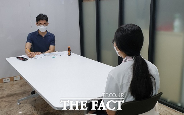 교통대의 학생부종합전형 모의전형 체험에 참가한 학생이 입학사정관과 1:1 모의 면접을 하고 있다. / 교통대 제공