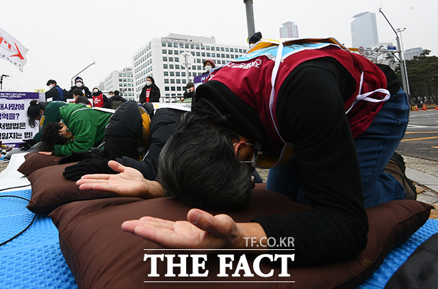 법무부는 중대재해처벌 등에 관한 법률 시행령 제정안을 입법예고한다고 9일 밝혔다. 사진은 지난해 국회 앞에서 산재 유가족들이 중대재해기업처벌법 제정 촉구를 위해 2400배를 하고 있다. /이동률 기자