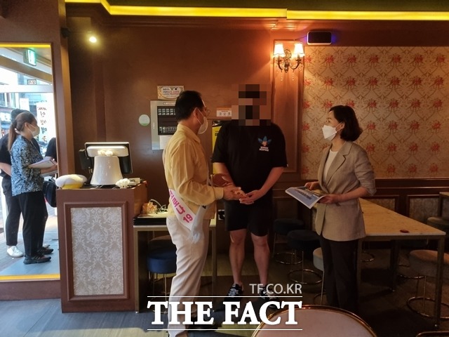 박상돈 천안시장이 두정동의 한 술집을 방문해 방역수칙 준수를 당부하는 모습. / 천안=김경동 기자