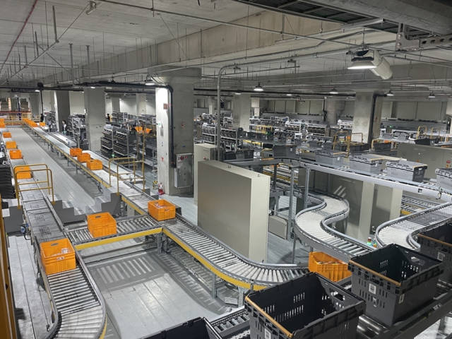 이마트24는 평택물류센터에 최첨단 지능형 자동분류시스템을 도입했다. /이마트24 제공