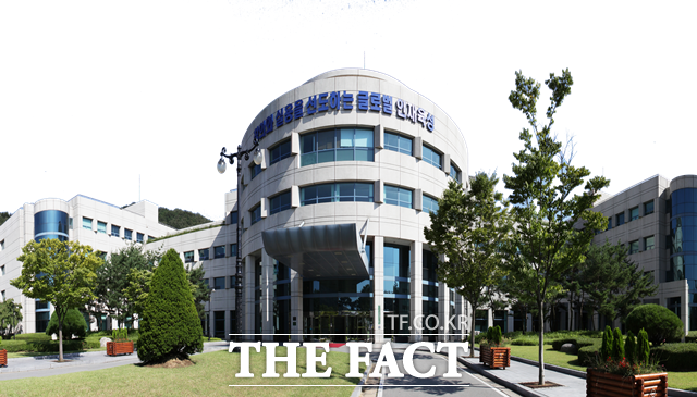 박상돈 천안시장이 우정공무원교육원의 생활치료센터 전환에 반대 입장을 밝혔다. 우정공무원 연수원 전경 / 더팩트DB