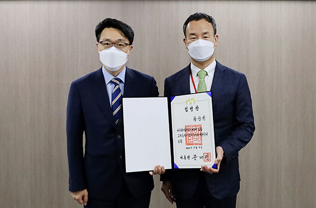 고위공직자범죄수사처(공수처)는 대변인에 황상진(57) 전 한국일보 논설위원실 실장(오른쪽)을 임명했다. /공수처 제공