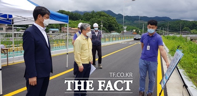 박기순 괴산군 부군수(노란옷)가 안민 자연재해위험 개선지구 정비사업현장에서 현황보고를 받고 있다. / 괴산군 제공