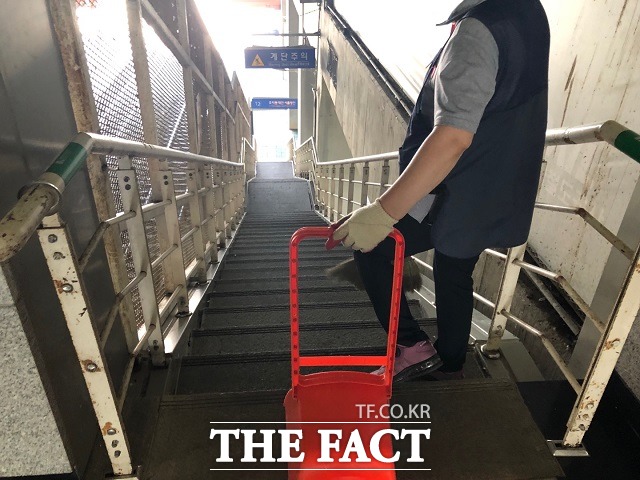 환경미화원 신씨(60대)가 역사에서 무궁화‧누리로 승하차장으로 내려가는 계단을 청소하고 있다. / 청주=전유진 기자