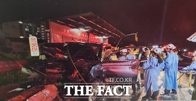 8일 오후 9시 28분쯤 청주시 청원구 내수읍의 한 버스정류장에서 승객을 내려주던 시내버스와 SUV 차량이 추돌했다. / 충북소방본부 제공